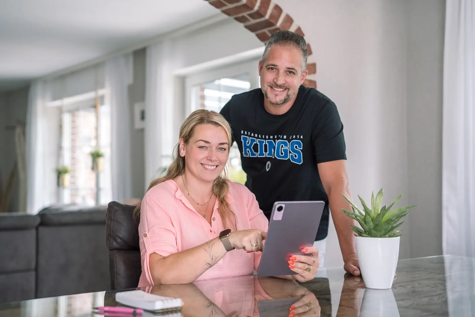 Holzwegweiser - Wegweiser aus Holz - Titelbild - Liebevoll und individuell gestaltet - Über uns - Magdalena und Sandro - Sonsbeck