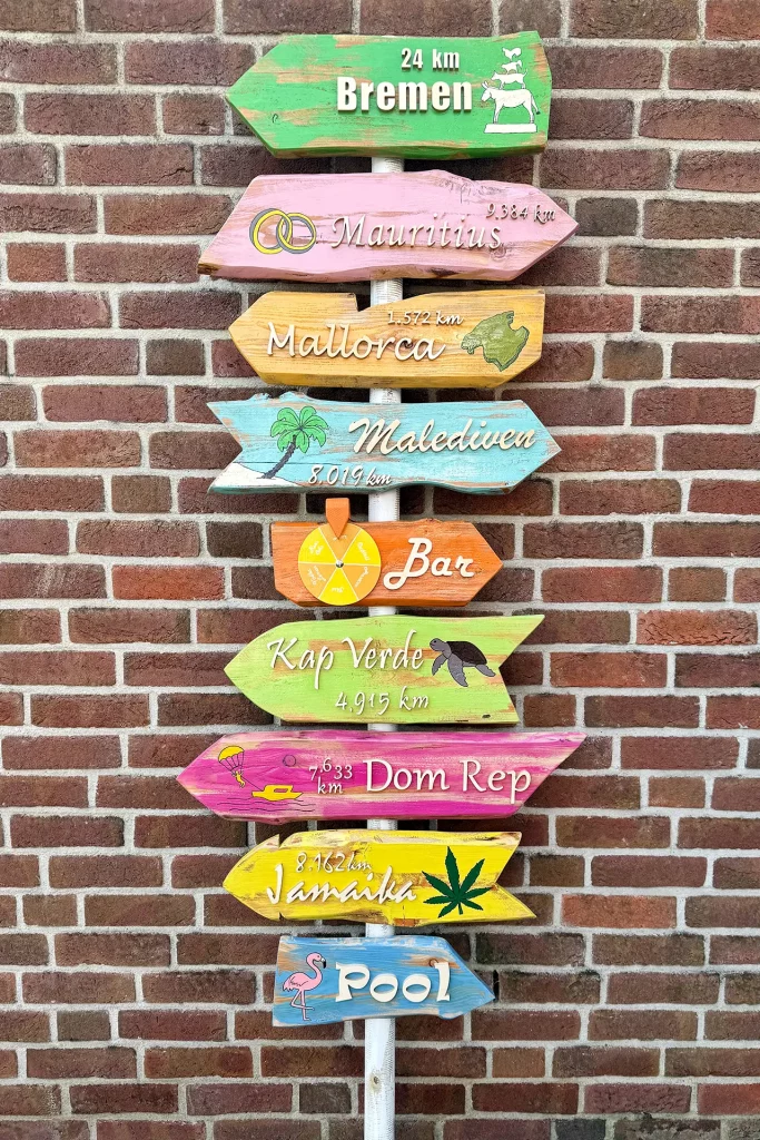 Holzwegweiser - Wegweiser aus Holz - Holzschilder - Liebevoll und individuell gestaltet - 3d Schrift - Bunt