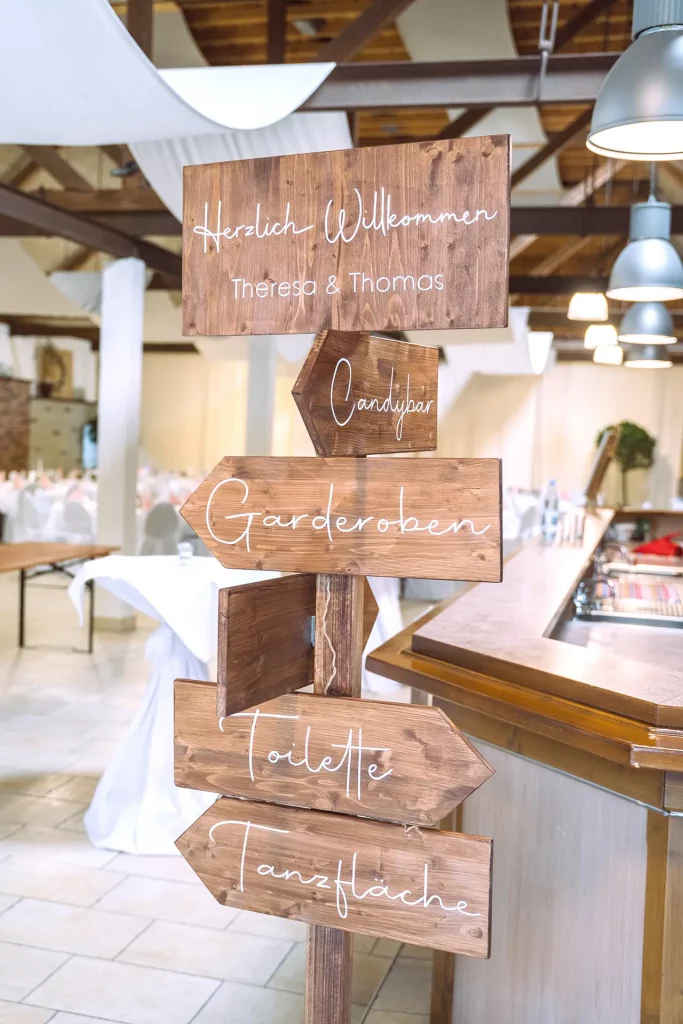 Holzwegweiser - Wegweiser aus Holz - Holzschilder - Liebevoll und individuell gestaltet - Für Hochzeiten